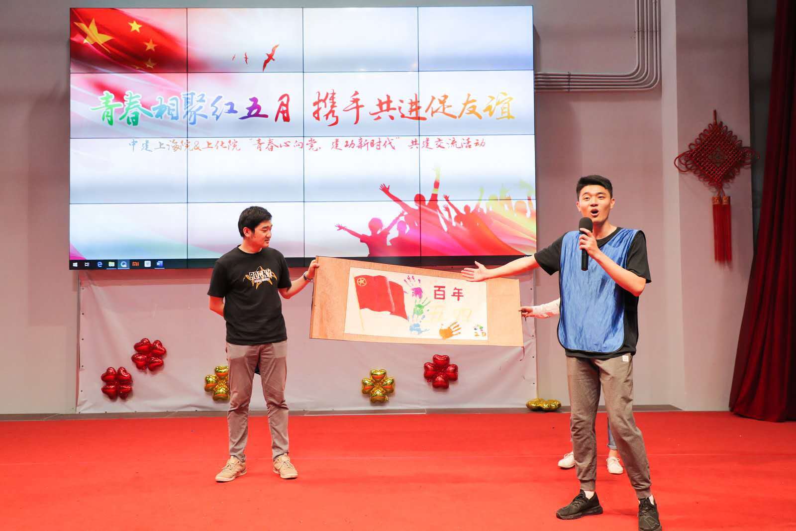 10:小組主創講解“我心中的五四”畫卷.jpg 10:小組主創講解“我心中的五四”畫卷.jpg
